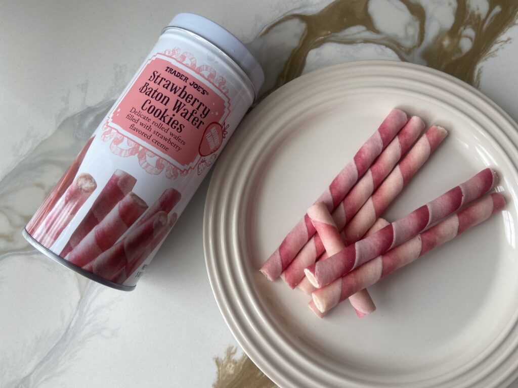 Trader Joe’s Strawberry Baton Wafer Cookiesを開封した直後の様子。スティック状ウエハースが並んでいる状態。