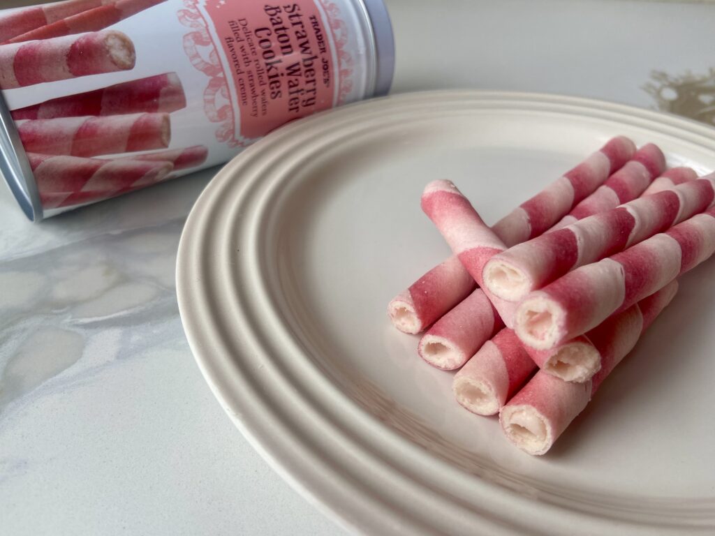 Trader Joe’sのストロベリーバトンウエハースクッキーの断面画像。サクサクのウエハースにいちごクリームがサンドされたスティック状スイーツ。