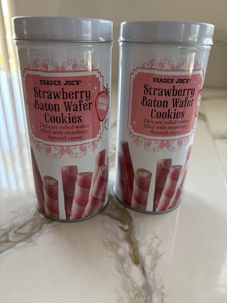 Trader Joe’s Strawberry Baton Wafer Cookiesの缶パッケージ。ストロベリー味のウエハースクッキー商品。