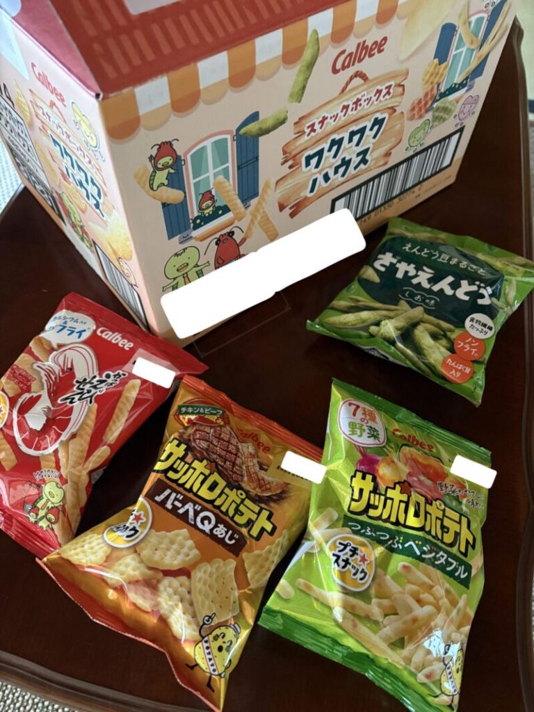 バラエティお菓子の箱と個包装のお菓子をテーブルに並べた写真