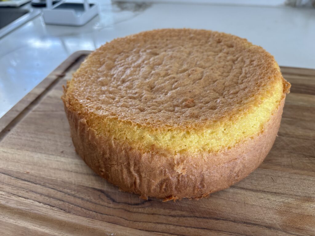 ル・クルーゼで焼いたスポンジケーキ。表面がきつね色に焼き上がった様子