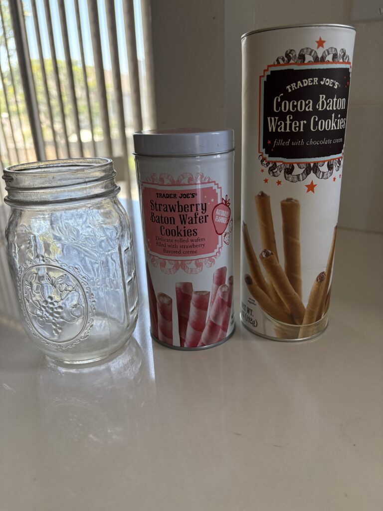 Trader Joe’s Strawberry BatonとCocoa Baton Wafer Cookiesの缶を並べた比較写真
