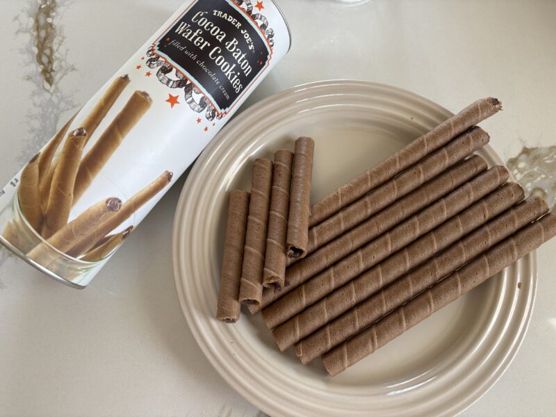 トレーダージョーズのココアバトンウエハースクッキーを皿に盛り付けた実食用写真