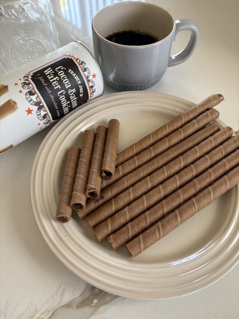 コーヒーとTrader Joe’s Cocoa Baton Wafer Cookiesのおやつシーン