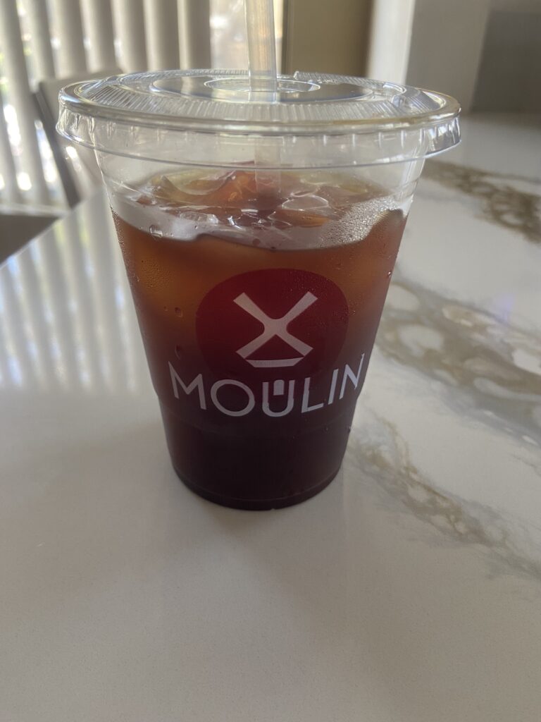 MOULINで提供されるアメリカーノコーヒー