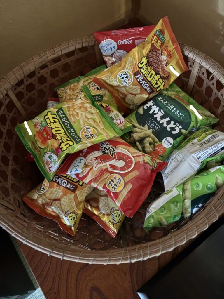大きなざるに入った子ども用のバラエティお菓子の写真