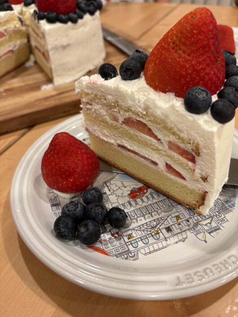 生クリームをデコレーションしたスポンジケーキの断面