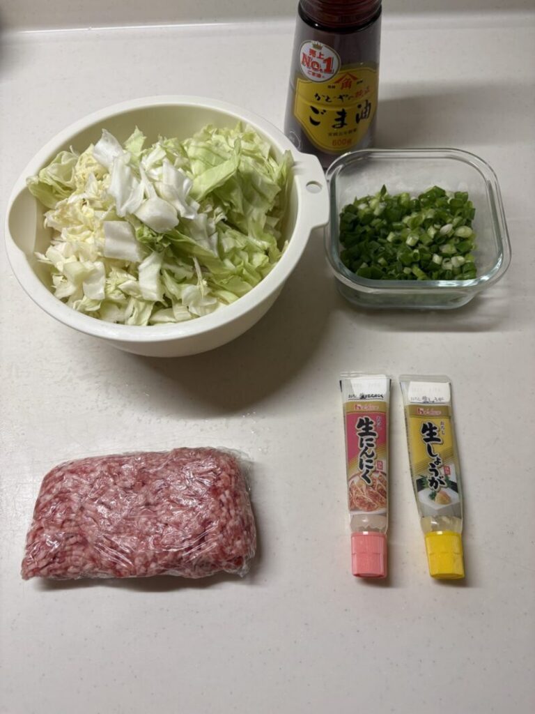 春巻きの材料(キャベツ、豚ひき肉、ねぎなど)