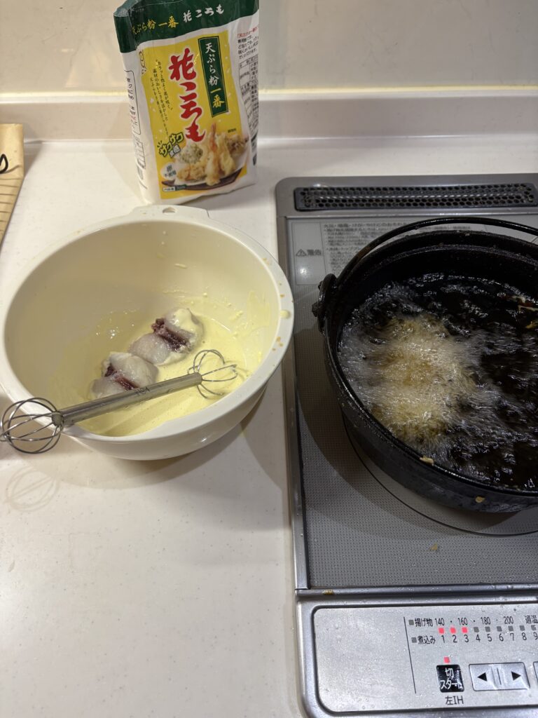 揚げている様子（鍋・油の中で揚げている写真）