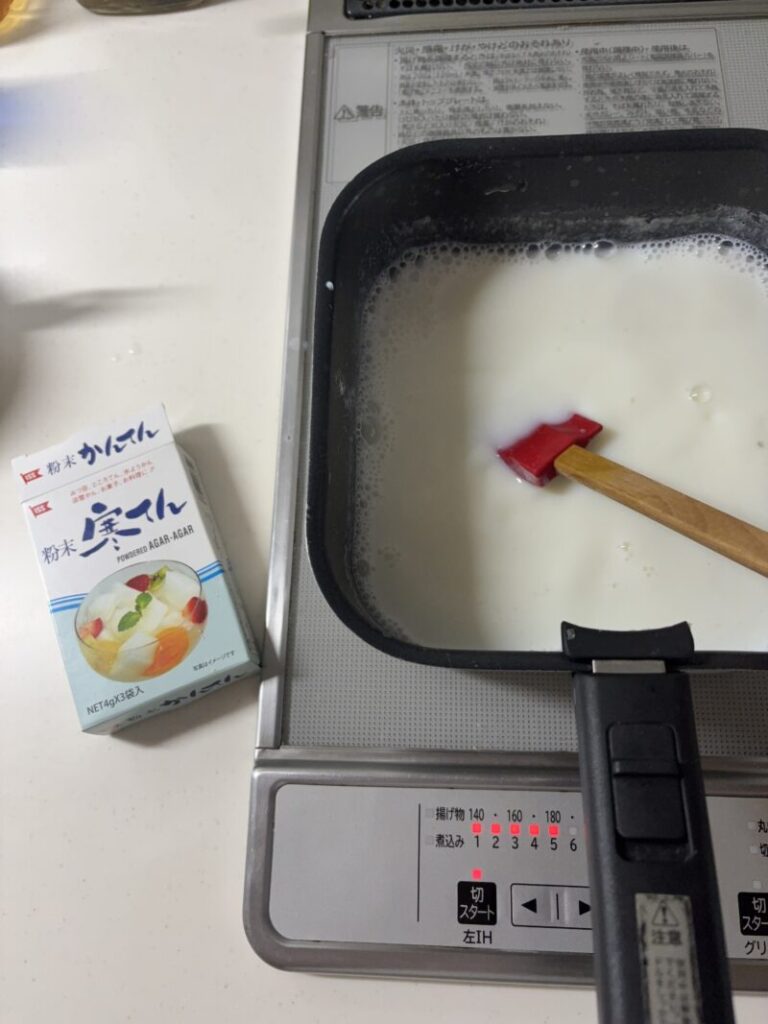 鍋で牛乳寒天を作る様子