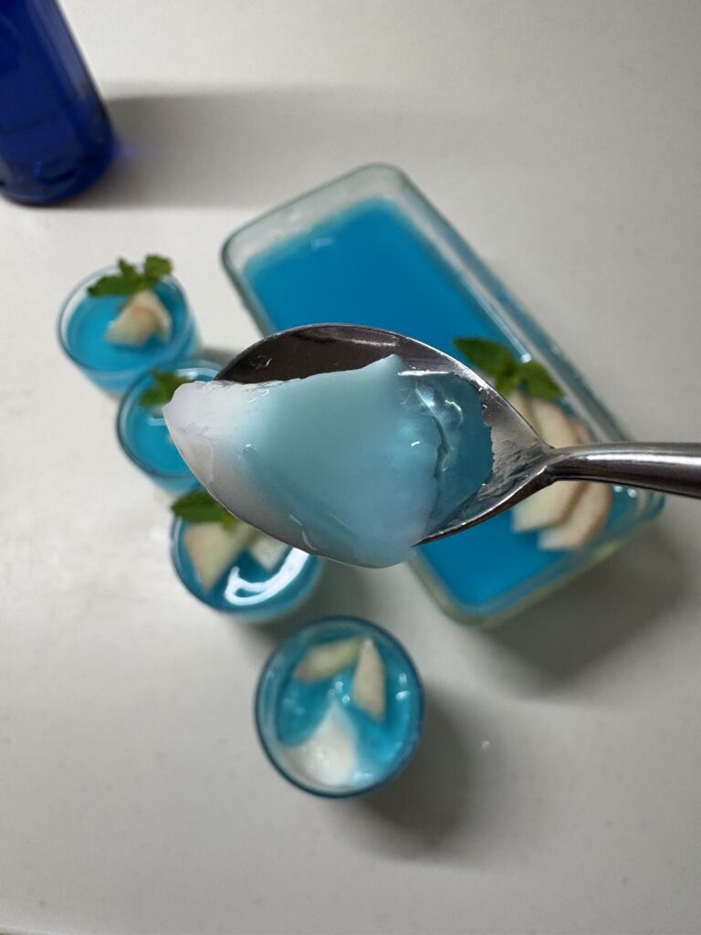 スプーンですくった七夕の二層ゼリー