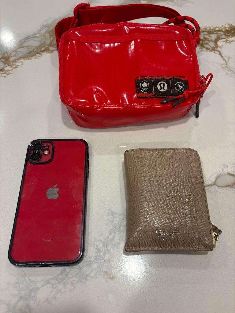 ドジャースタジアム観戦に持って行くルルレモンのバッグ、財布、スマホ