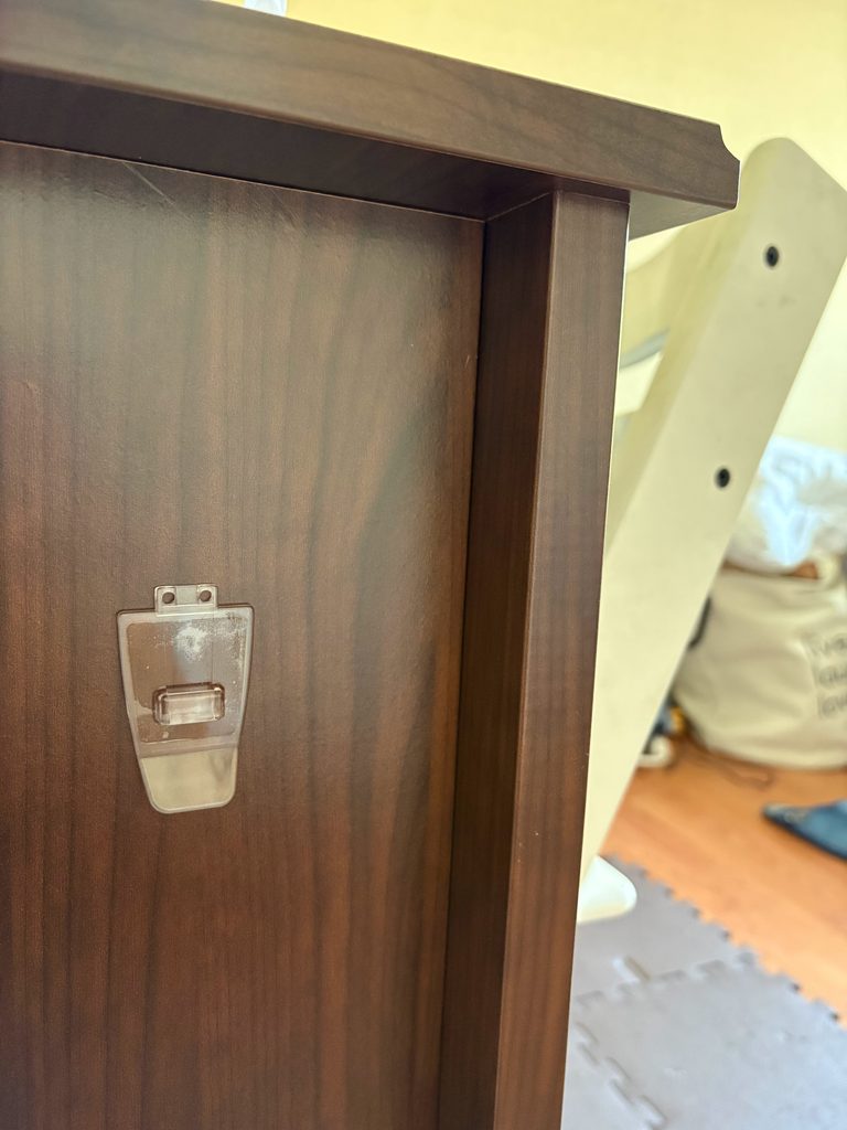 木製の机の横に取り付けたリモコンフック