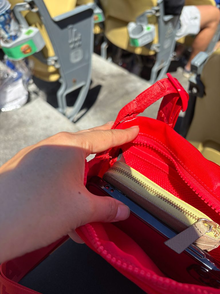 ルルレモンのミニバッグに入れた財布とスマホ