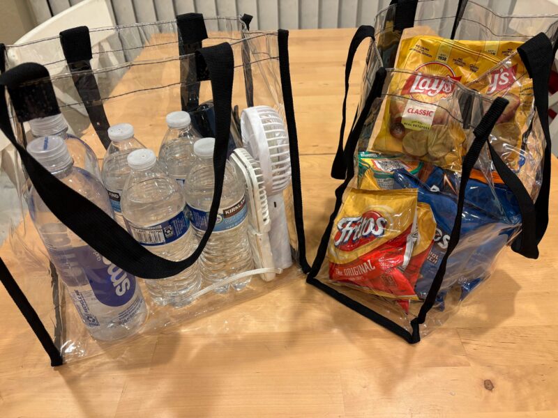 ドジャースタジアム観戦に持って行くクリアバッグに食べ物、扇風機、水を入れた状態