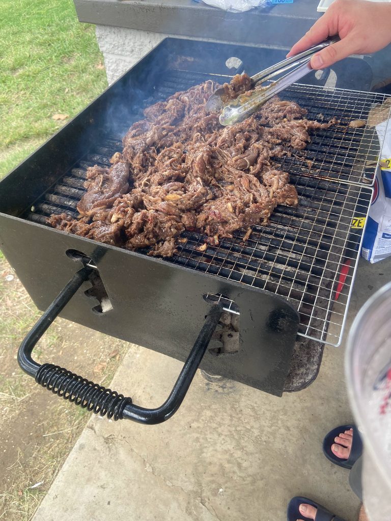BBQで焼いているコストコの味付き牛プルコギ