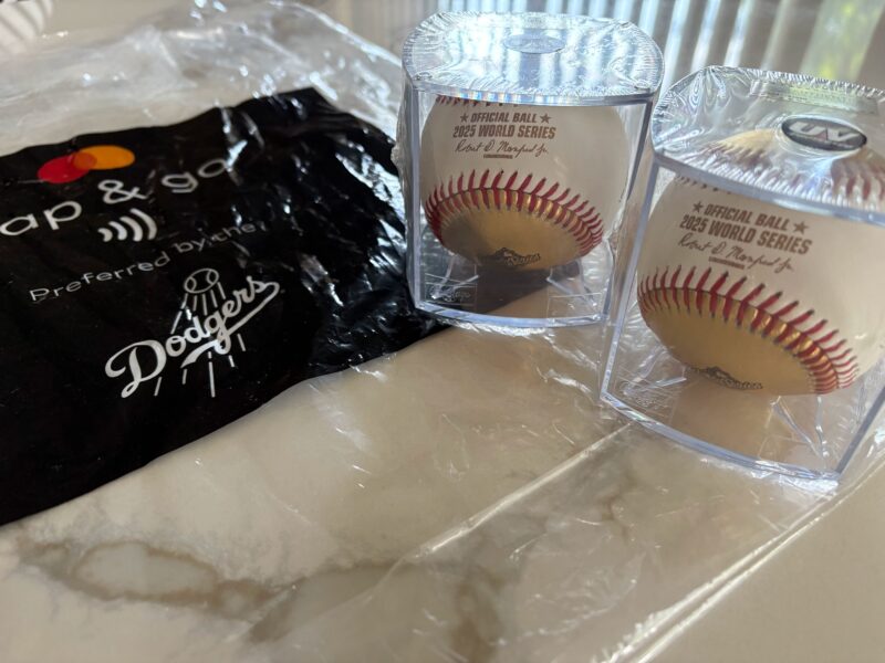 ドジャースタジアムのショップで購入した2025年ワールドシリーズのゴールドボール2個