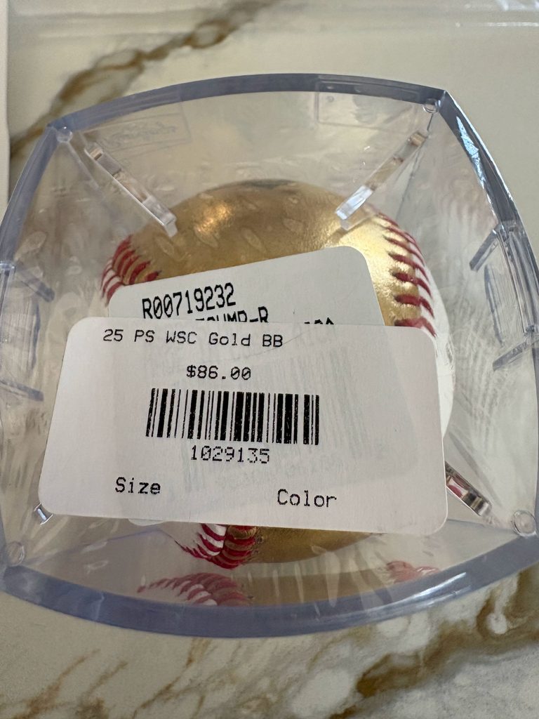 ドジャースタジアムのショップで販売されていた値札付きの2025年ワールドシリーズのゴールドボール