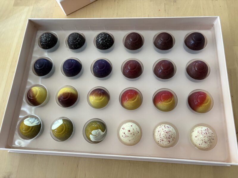 25%オフで購入したEthel M ChocolatesのTRUFFLES24個入りチョコレートの中身