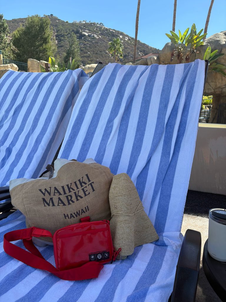 Welk Resortのプールに持って行ったルルレモンのバッグとショッピングバッグ、麦わら帽子