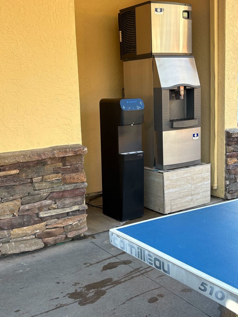 Welk Resortのプールエリアにある水と氷のサーバー